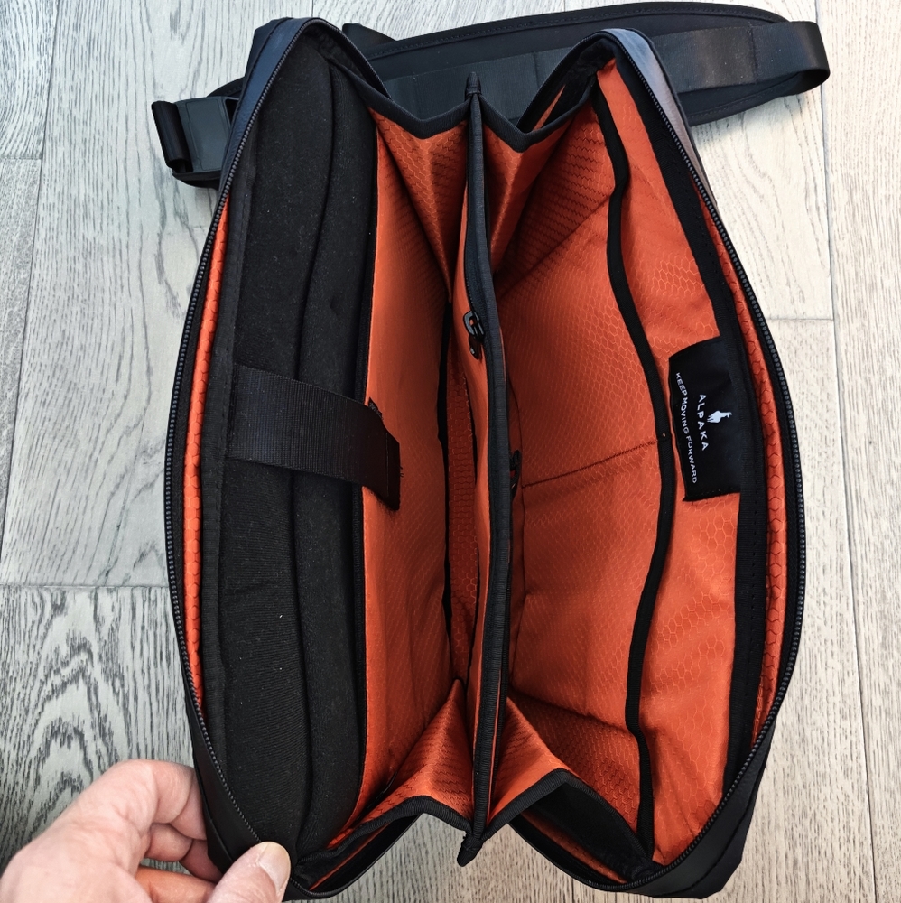Men's Black Messenger Bag – Sleek Everyday Carry - Picture 5 of 9